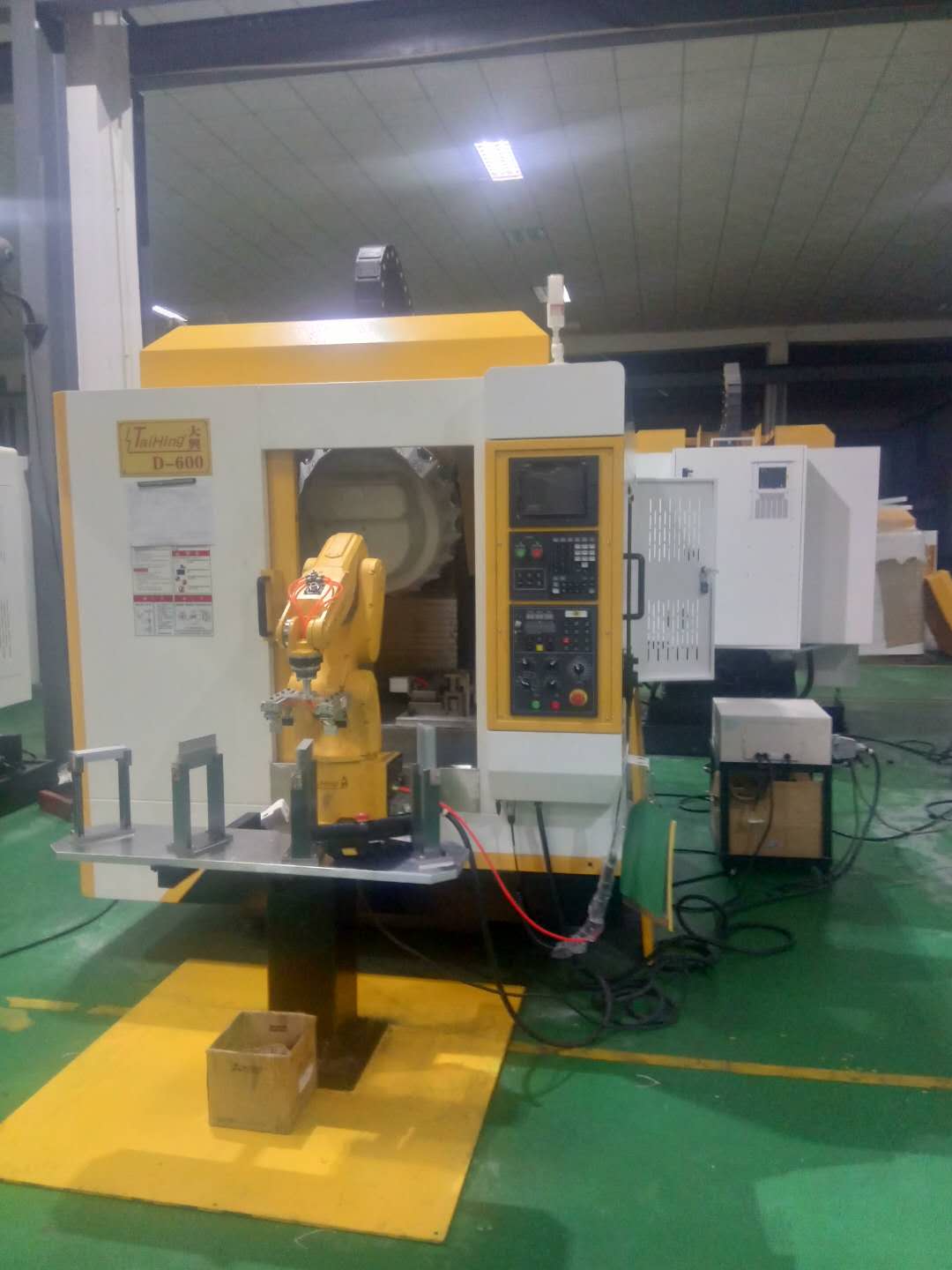 高速钻孔攻牙机D-600 (带机械手，全自动上下料）